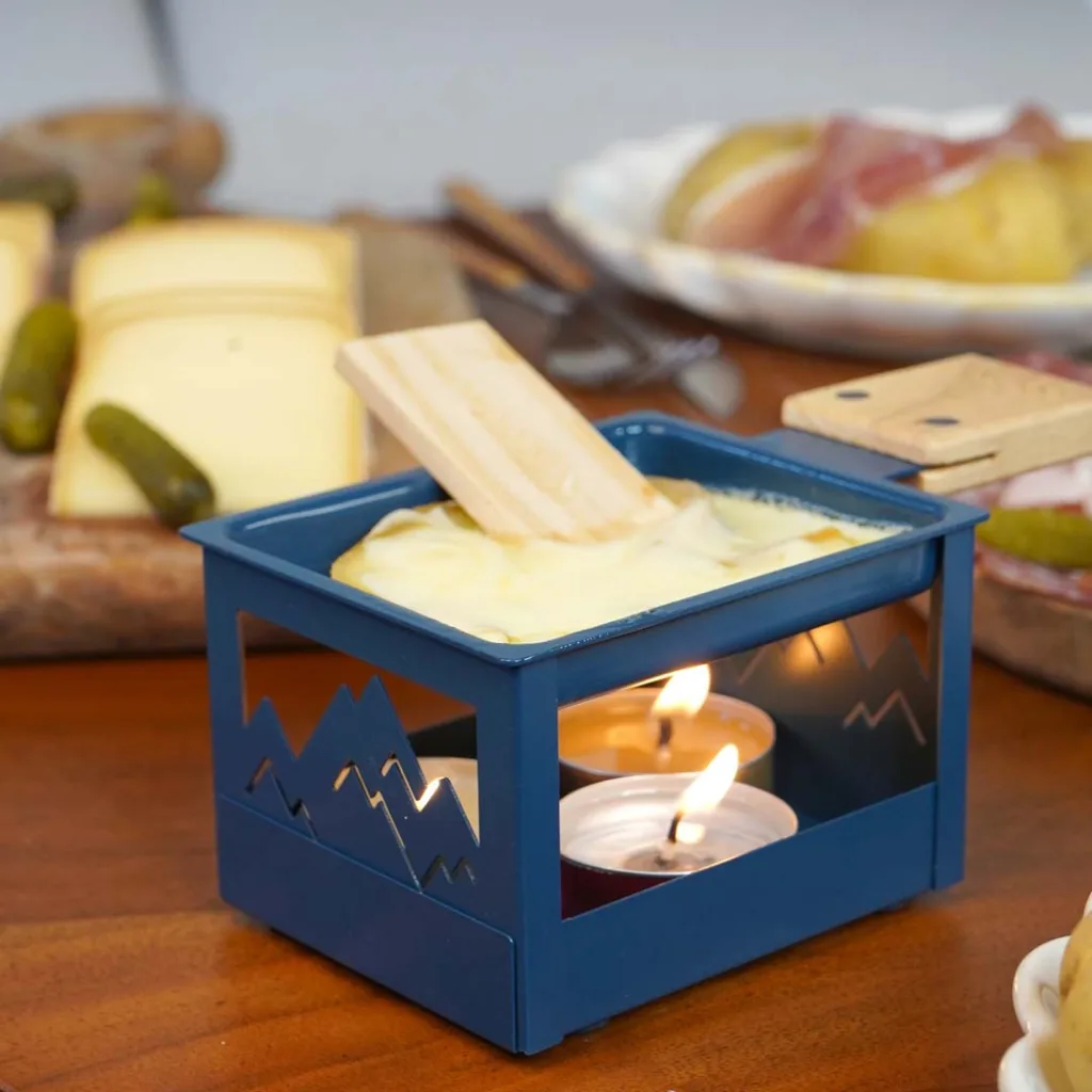 Cookut - Raclette à la bougie individuel pliable - BLEU - en situation COOKUT - Raclette à la bougie individuel pliable - BLEU