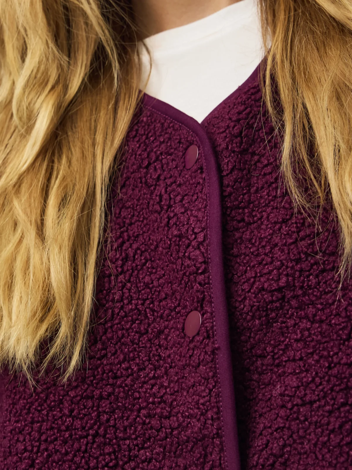 PIECES - Gilet teddy sans manche Katty - Aubergine – Image 4