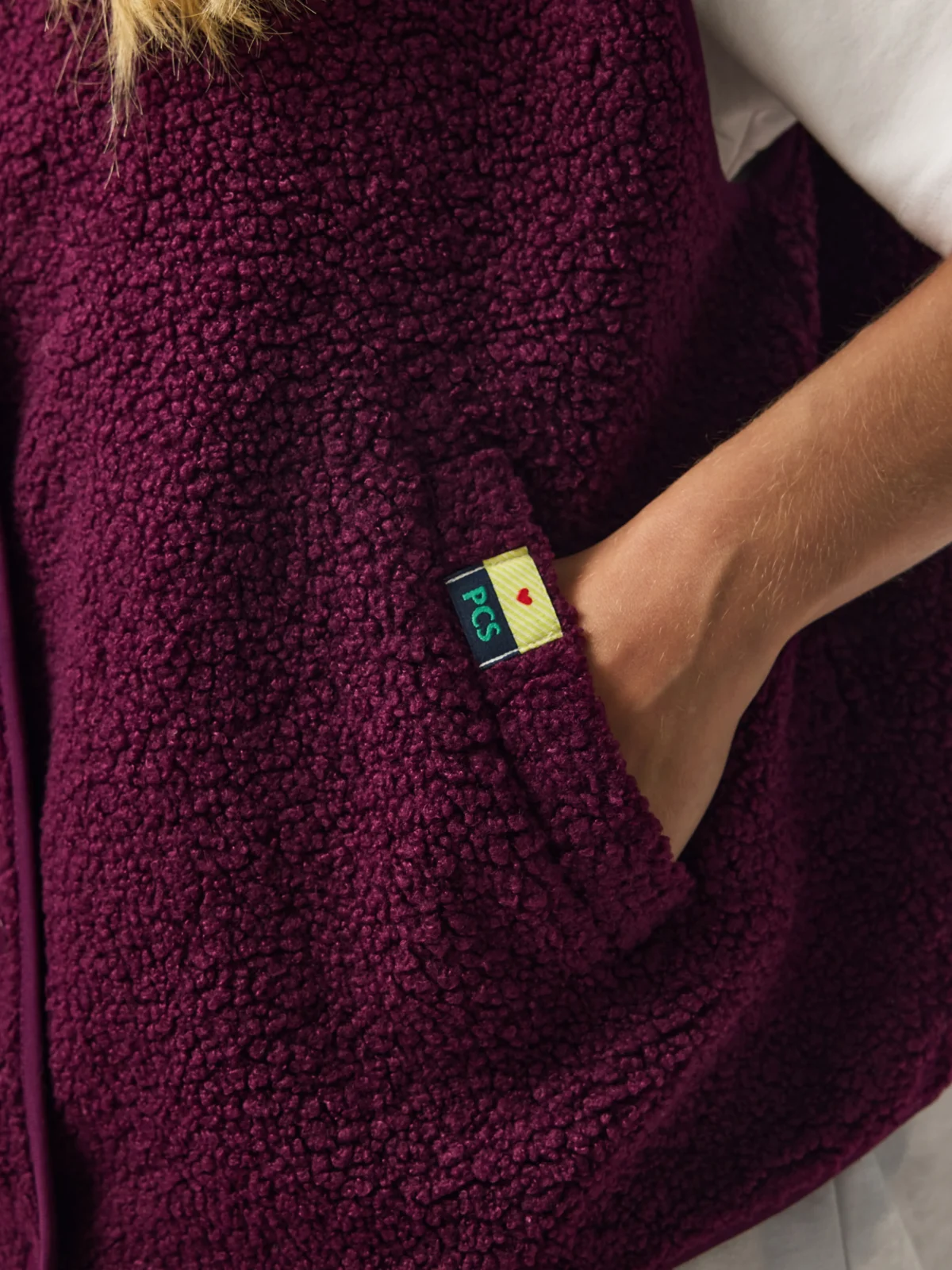 PIECES - Gilet teddy sans manche Katty - Aubergine – Image 7