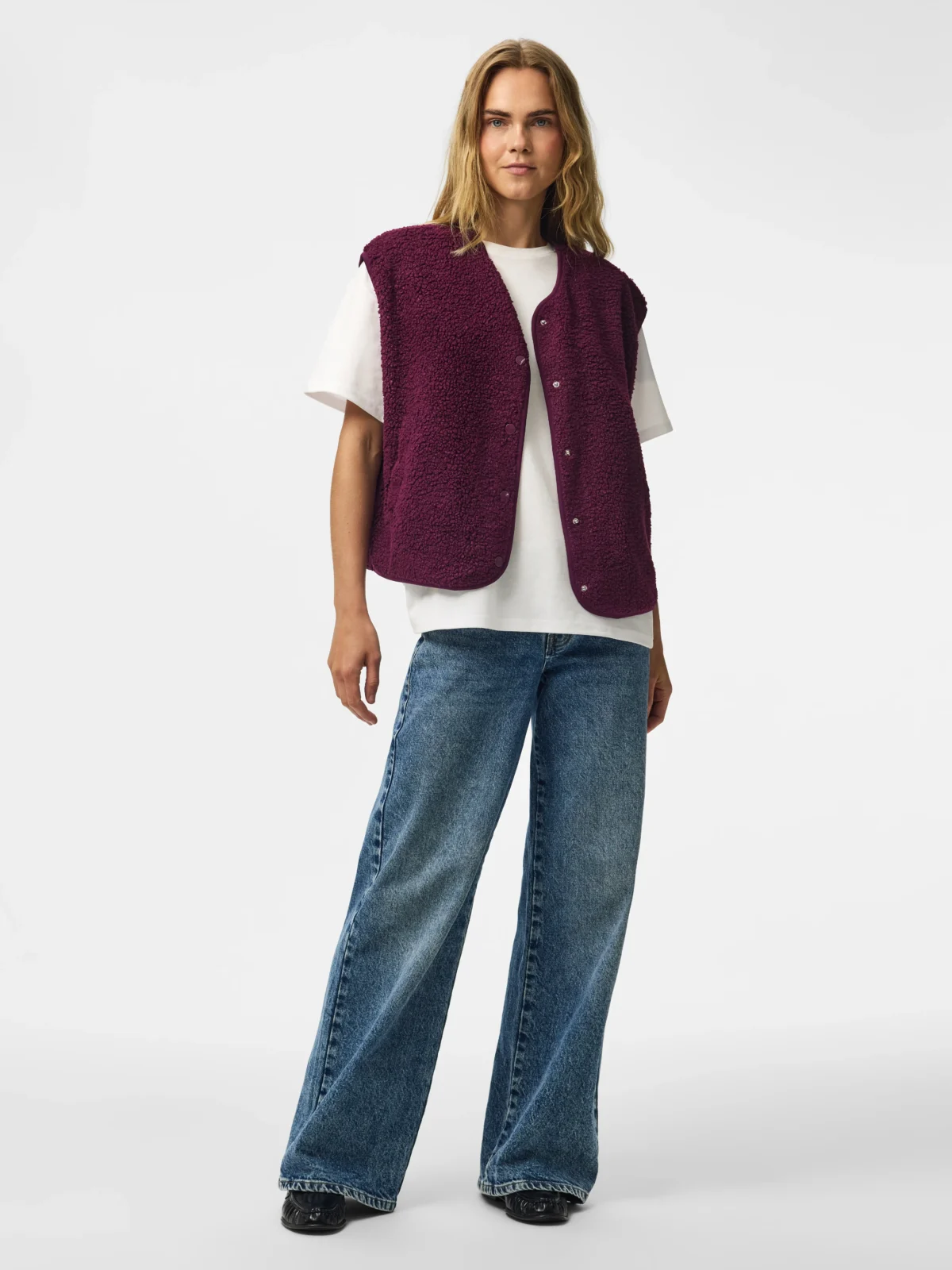 PIECES - Gilet teddy sans manche Katty - Aubergine – Image 5