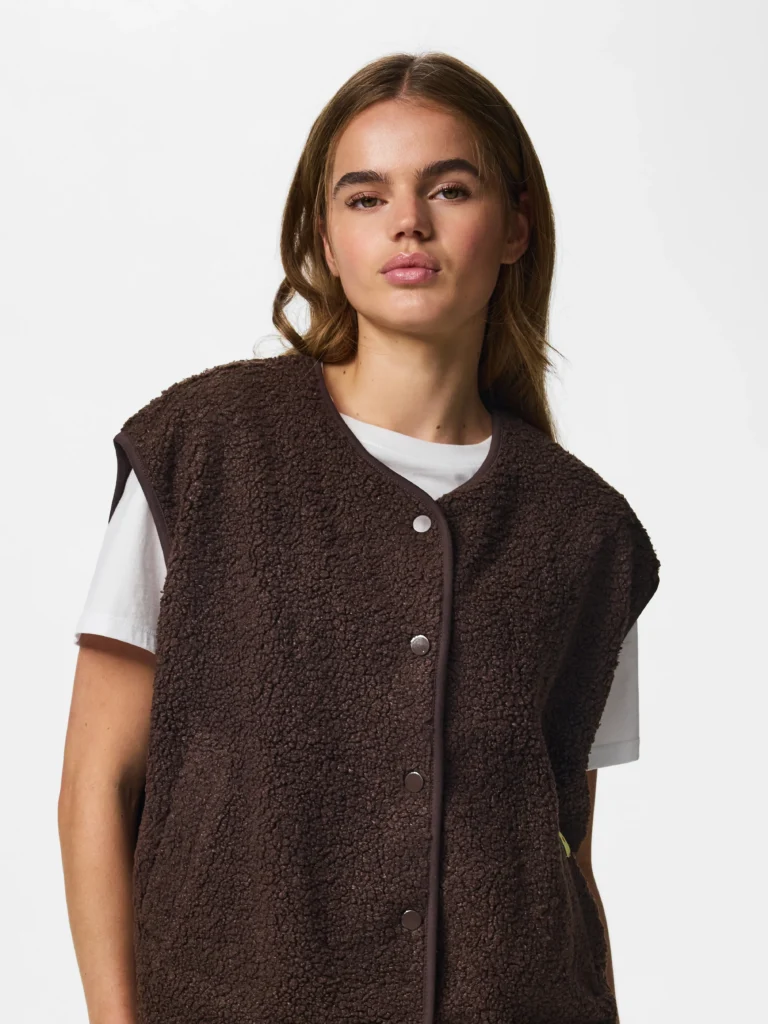 PIECES – Gilet teddy sans manche Katty – Marron