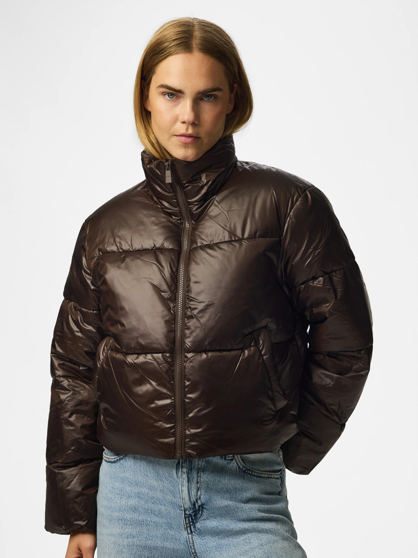 PIECES – Doudoune courte Amalia – Marron